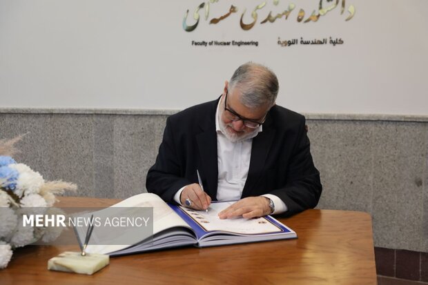 معتمدیان: در روزهای سخت، دولت پای کار مردم و مردم پای کار خواهند ماند معتمدیان: در روزهای سخت، دولت پای کار مردم و مردم پای کار خواهند ماند