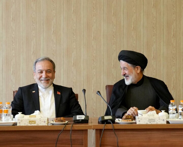 نشست هم اندیشی جمعی از استادان و فضلای حوزه علمیه قم با عراقچی نشست هم اندیشی جمعی از استادان و فضلای حوزه علمیه قم با عراقچی