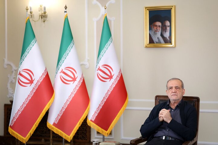 پزشکیان: اگر با مردم باشیم، هیچ قدرتی نمیتواند زمینگیرمان کند پزشکیان: اگر با مردم باشیم، هیچ قدرتی نمیتواند زمینگیرمان کند