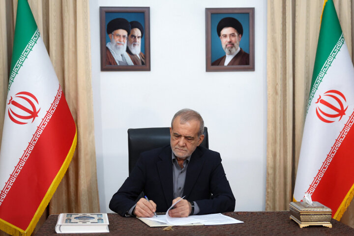 پزشکیان در پیامی درگذشت پدر بزرگوار شهیدان اسفندیاری را تسلیت گفت پزشکیان در پیامی درگذشت پدر بزرگوار شهیدان اسفندیاری را تسلیت گفت
