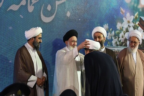 آئین عمامه گذاری طلاب در شب ولادت حضرت عبدالعظیم حسنی(ع) آئین عمامه گذاری طلاب در شب ولادت حضرت عبدالعظیم حسنی(ع)
