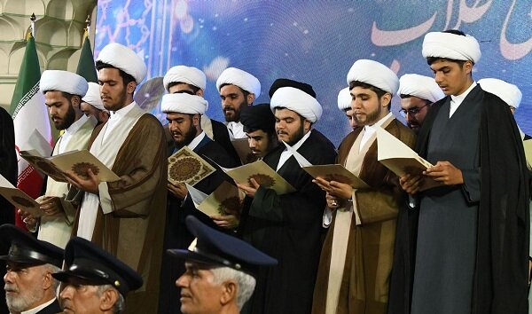 آئین عمامه گذاری طلاب در شب ولادت حضرت عبدالعظیم حسنی(ع) آئین عمامه گذاری طلاب در شب ولادت حضرت عبدالعظیم حسنی(ع)