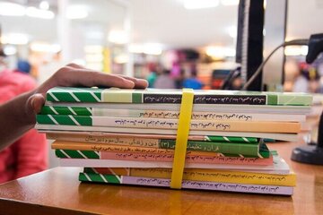 افزایش چشمگیر بهای کتاب درسی/ ۸ درصد دانشآموزان هنوز برای کتاب ثبتنام نکردهاند /حذف کتاب کاغذی در دستور کار است؟ افزایش چشمگیر بهای کتاب درسی/ ۸ درصد دانشآموزان هنوز برای کتاب ثبتنام نکردهاند /حذف کتاب کاغذی در دستور کار است؟