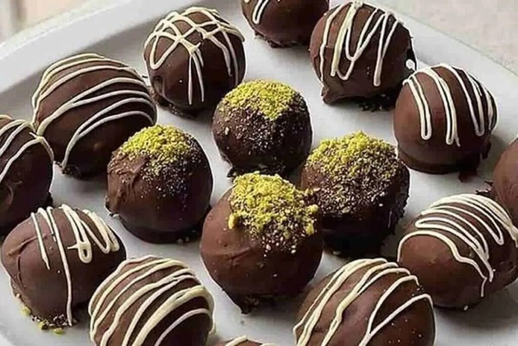 این شیرینی فقط بیسکویت ساقه طلایی، شیر، موز و پودر کاکائو میخواهد این شیرینی فقط بیسکویت ساقه طلایی، شیر، موز و پودر کاکائو میخواهد