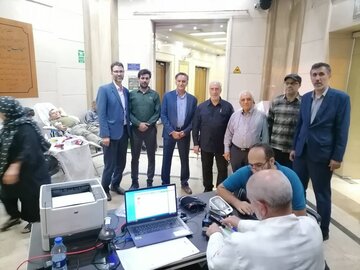 تجلیل از دکتر مصطفی مقدم، قهرمان مستند «خون طلایی آمنه»، در میدان فلسطین تجلیل از دکتر مصطفی مقدم، قهرمان مستند «خون طلایی آمنه»، در میدان فلسطین