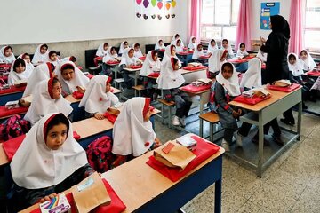 تعداد مطلوب دانشآموزان در یک کلاس ابتدایی ۲۰ نفر و حداکثر قابل قبول ۲۶ نفر است تعداد مطلوب دانشآموزان در یک کلاس ابتدایی ۲۰ نفر و حداکثر قابل قبول ۲۶ نفر است