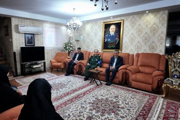 دیدار معاون اجرایی رئیسجمهور با خانواده وزیر دفاع شهید دیدار معاون اجرایی رئیسجمهور با خانواده وزیر دفاع شهید