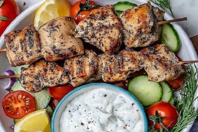 طرز تهیه جوجه کباب ماستی؛ راز جوجههای نرم و آبدار برای دورهمیهای آخر هفته طرز تهیه جوجه کباب ماستی؛ راز جوجههای نرم و آبدار برای دورهمیهای آخر هفته