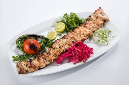 طرز تهیه جوجه کباب ماستی؛ راز جوجههای نرم و آبدار برای دورهمیهای آخر هفته طرز تهیه جوجه کباب ماستی؛ راز جوجههای نرم و آبدار برای دورهمیهای آخر هفته