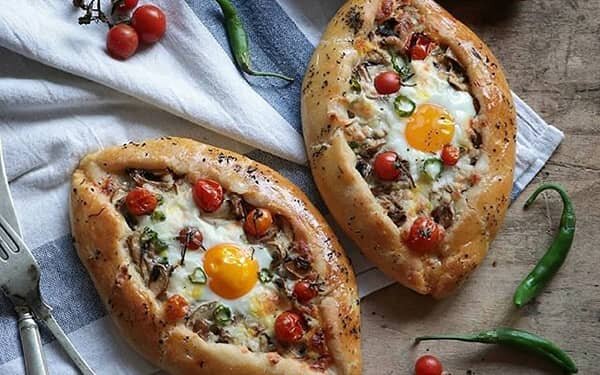 طرز تهیه خاچاپوری؛ راز غذای محبوب گرجیها با پنیر و تخممرغ در خانه طرز تهیه خاچاپوری؛ راز غذای محبوب گرجیها با پنیر و تخممرغ در خانه