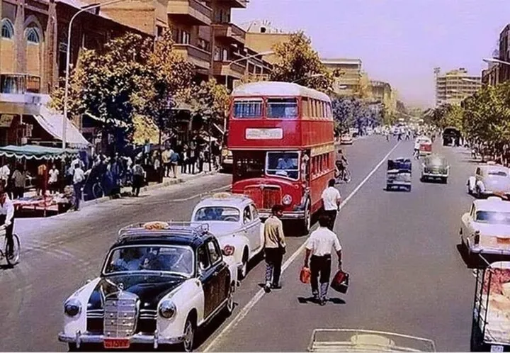 نسل Z عاشق عکسهای دهه ۵۰ میلادی شده است | هوش مصنوعی چگونه گذشته را بازسازی میکند؟ نسل Z عاشق عکسهای دهه ۵۰ میلادی شده است | هوش مصنوعی چگونه گذشته را بازسازی میکند؟