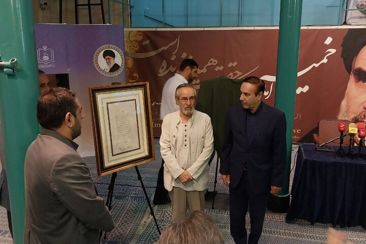 نقش امام راحل در توسعه هنر متعهد؛ هنرمندان بسیجی تجلیل شدند نقش امام راحل در توسعه هنر متعهد؛ هنرمندان بسیجی تجلیل شدند
