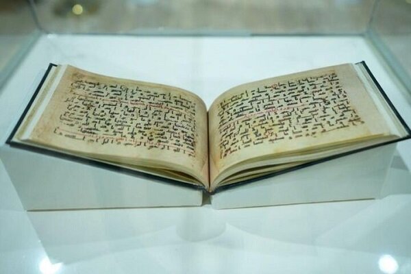 نمایش قرآن کریم منسوب به امیرالمومنین (ع) در نمایشگاه کتاب بغداد نمایش قرآن کریم منسوب به امیرالمومنین (ع) در نمایشگاه کتاب بغداد