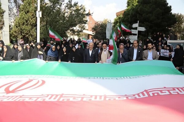 پرچم جمهوری اسلامی، محور وحدت و نماد ایستادگی در برابر بدخواهان است پرچم جمهوری اسلامی، محور وحدت و نماد ایستادگی در برابر بدخواهان است