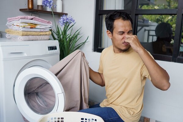 چرا لباسها بعد از شسته شدن بوی بد میدهند؟ چرا لباسها بعد از شسته شدن بوی بد میدهند؟