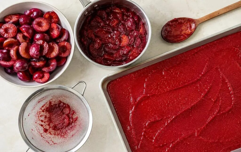 چگونه لواشک آلو درست کنیم؟ | طرز تهیه لواشک آلو خانگی؛ ترش و شیرین و بدون کپک چگونه لواشک آلو درست کنیم؟ | طرز تهیه لواشک آلو خانگی؛ ترش و شیرین و بدون کپک