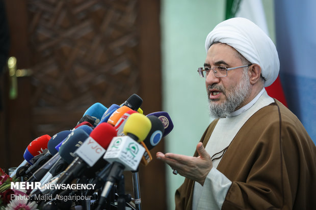 آیتالله اراکی: نمیتوان از حمایت مظلومان گفت و در جشن ظالمان شرکت کرد آیتالله اراکی: نمیتوان از حمایت مظلومان گفت و در جشن ظالمان شرکت کرد