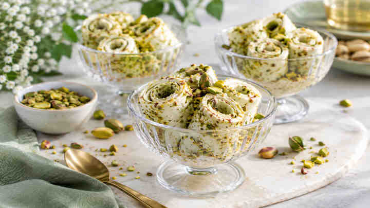 بستنی رولی عربی؛ چگونه مثل یک حرفهای بستنی خانگی درست کنیم؟ بستنی رولی عربی؛ چگونه مثل یک حرفهای بستنی خانگی درست کنیم؟