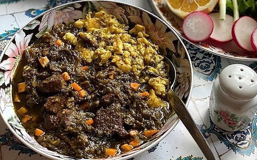 خورش اسپناساک مازندرانی؛ جادوی اسفناج، گوشت گوسفندی و تخممرغ خورش اسپناساک مازندرانی؛ جادوی اسفناج، گوشت گوسفندی و تخممرغ