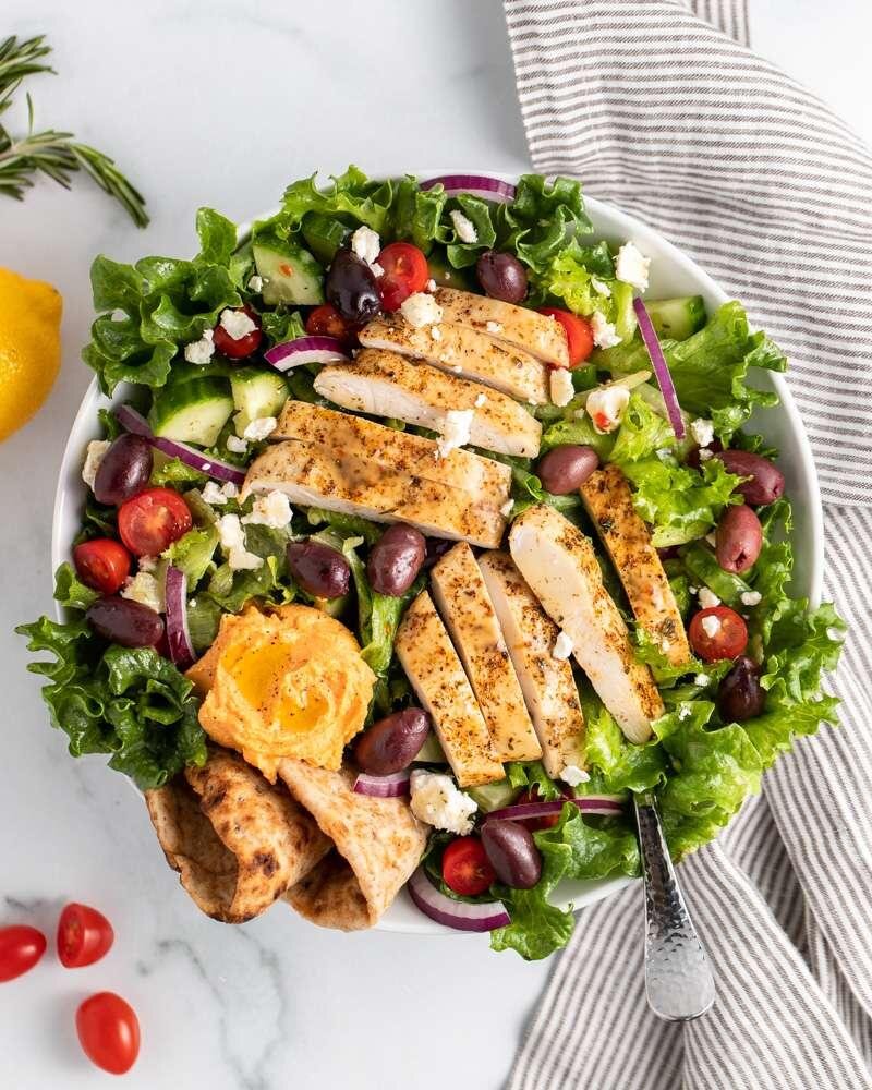 سالاد یونانی با مرغ؛ غذای پروتئینی و رژیمی + میزان کالری سالاد یونانی با مرغ؛ غذای پروتئینی و رژیمی + میزان کالری