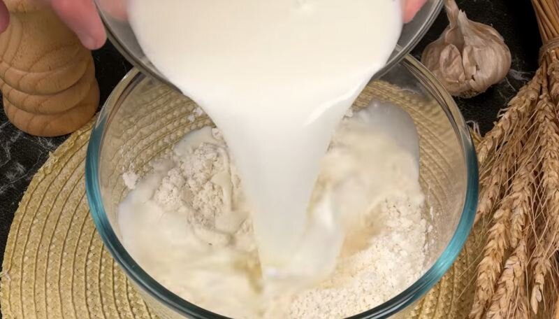 طرز تهیه نان تابه ای فوری با ماست و یک پیمانه آرد طرز تهیه نان تابه ای فوری با ماست و یک پیمانه آرد