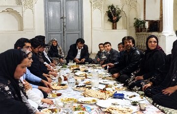 وقتی یک سفره کوچک در برابر فقر میایستد؛ «مهمان مامان» چگونه از غذا روایت میکند؟ وقتی یک سفره کوچک در برابر فقر میایستد؛ «مهمان مامان» چگونه از غذا روایت میکند؟